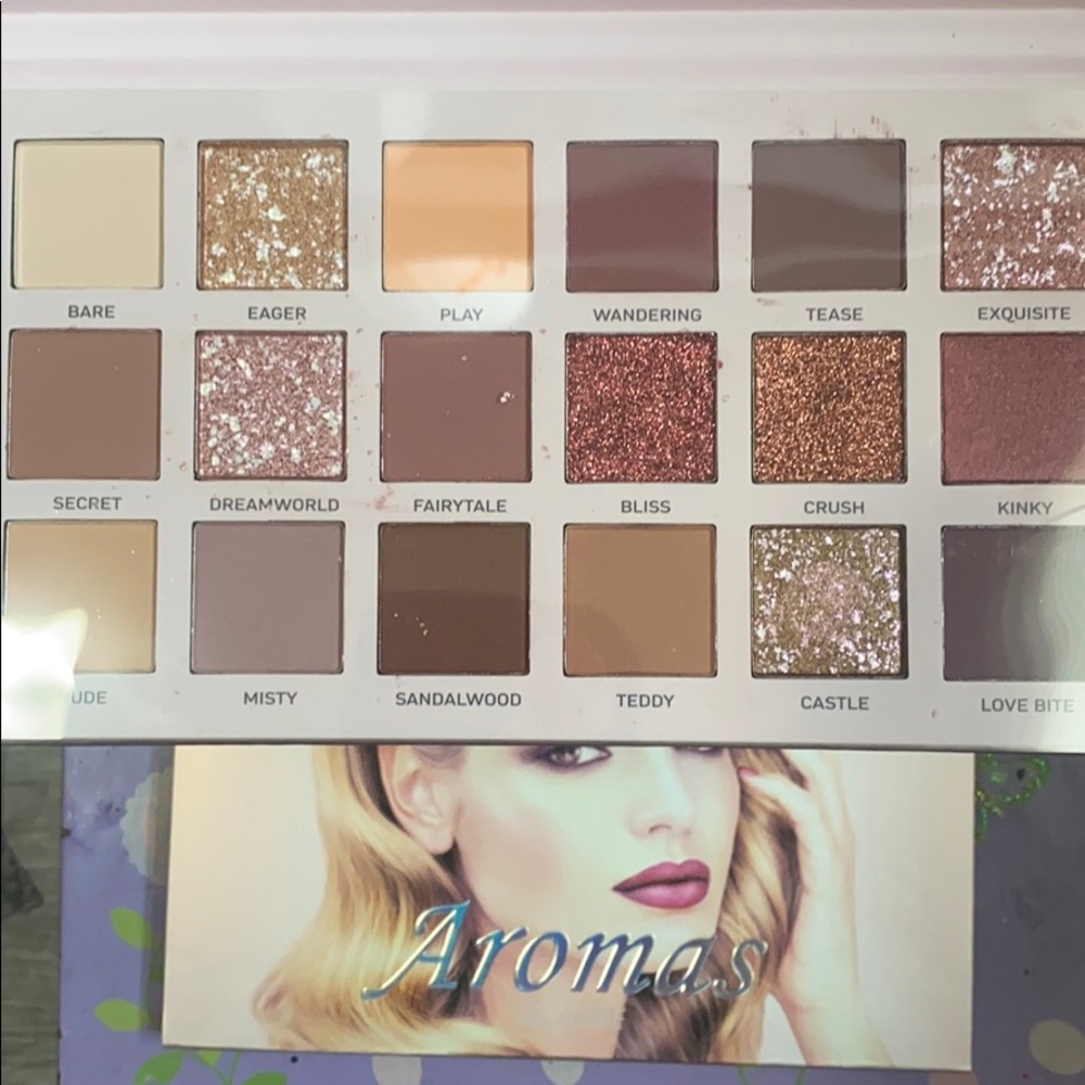 NWT Aromas EXTREMELY PIGMENT eyeshadow.